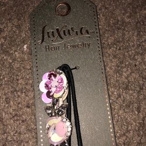 Cute head piece. Never worn